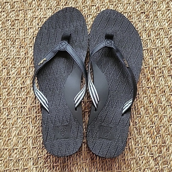 Kuailu Shoes - KUAILU black flip flops.  Like new condition size 7.